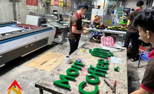 Gia công bảng hiệu quán cafe chữ nhôm không gờ Morri Coffee