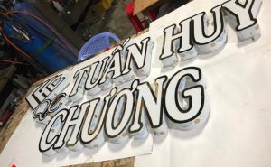 Gia công bảng hiệu quảng cáo chữ inox vàng Tuấn Huy Chương 