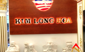 Bảng hiệu inox vàng hắt sáng chân Kim Long Hoa