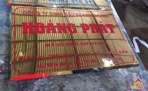 Bảng hiệu công ty inox vàng ăn mòn sơn đỏ Hoàng Phát 