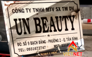 Gia công mẫu bảng inox ăn mòn Un Beauty