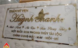 Bảng hiệu chữ inox vàng thẩm mỹ viện Huỳnh Thanh