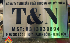 Bảng hiệu inox ăn mòn Công Ty Sản Xuất Mỹ Phẩm T&N