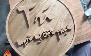 Làm bảng quảng cáo đẹp bằng gỗ Trí Mọi Người Phục