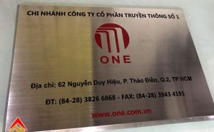 Bảng tên công ty ăn mòn bằng inox Truyền Thông One