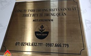 Bảng hiệu inox ăn mòn giá rẻ Trung Quân