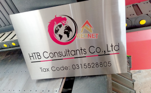 Gia công bảng inox ăn mòn HTB Consultants 