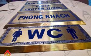Gia công bảng inox ăn mòn tên phòng ban theo yêu cầu