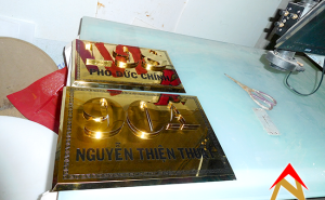 Gia công bảng inox ăn mòn số nhà chữ nổi
