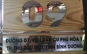 Bảng số nhà mặt gỗ chữ nổi inox 09 kiểu mới