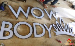Chữ inox lồng mặt mica trắng WOWBODY 