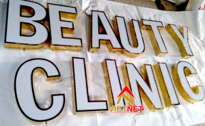 Bảng hiệu chữ inox lồng mặt mica tiệm Spa Beauty Clinic