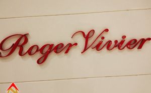 Gia công chữ inox sơn hấp nhiệt Roger Vivier