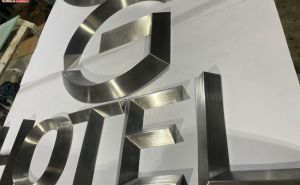 Chữ inox trắng G Hotel