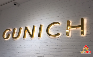 Bảng hiệu chữ inox vàng âm đèn led vàng GUNICH