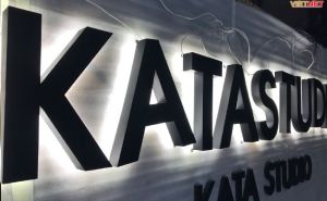 Gia công chữ inox sơn hấp nhiệt Kata Studio 
