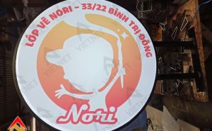 Hộp đèn mica hút nổi giá rẻ của lớp vẽ Nori