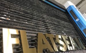 Làm bảng hiệu chữ inox vàng xước Flatsseam