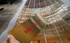 Làm bảng inox ăn mòn giá rẻ tại VietNet