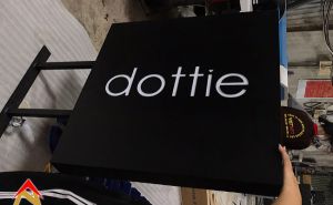 Làm hộp đèn quảng cáo thương hiệu Dottie