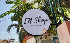 Mẫu hộp đèn mica hút nổi giá rẻ En Shop