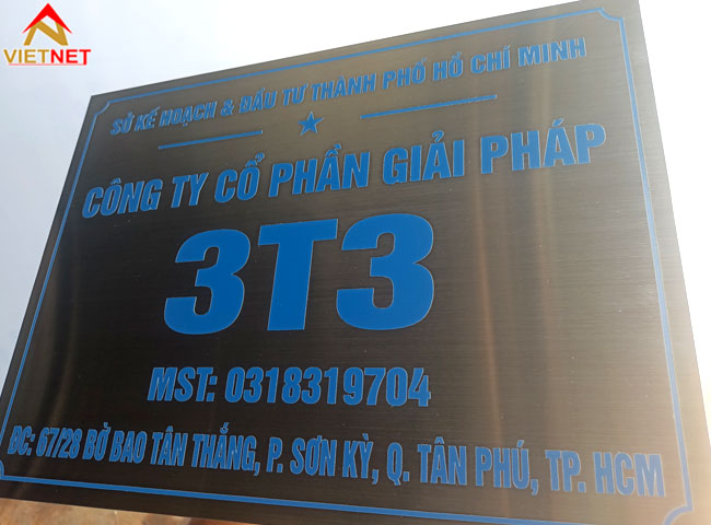 bang-ten-cong-ty-an-mon-bang-inox-giai-phap-dep