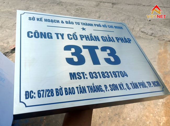 bang-ten-cong-ty-an-mon-bang-inox-giai-phap-dep