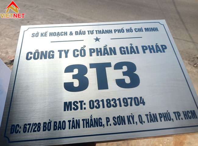 bang-ten-cong-ty-an-mon-bang-inox-giai-phap-dep
