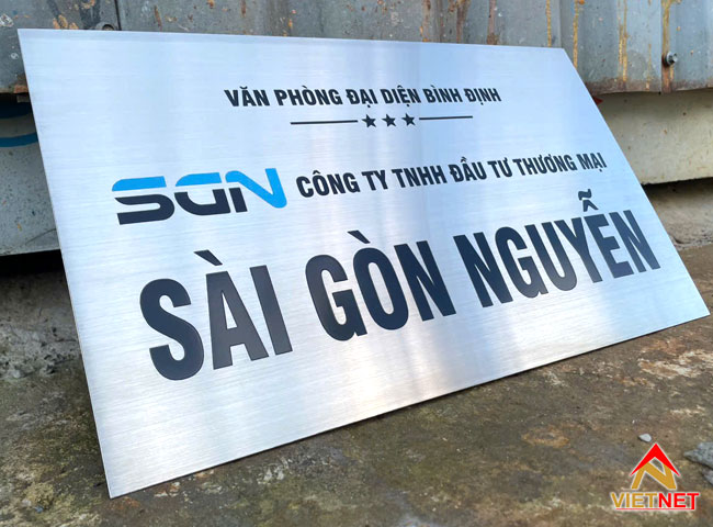 bang-ten-cong-ty-an-mon-bang-inox-sang-trong-va-ben-bi