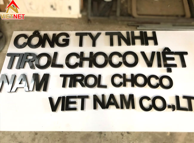 chu-inox-den-sang-trong-ben-bi-va-tao-diem-nhan-khong-gian