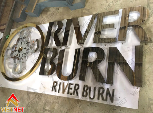 gia-cong-chu-inox-trang-guong-river-burn