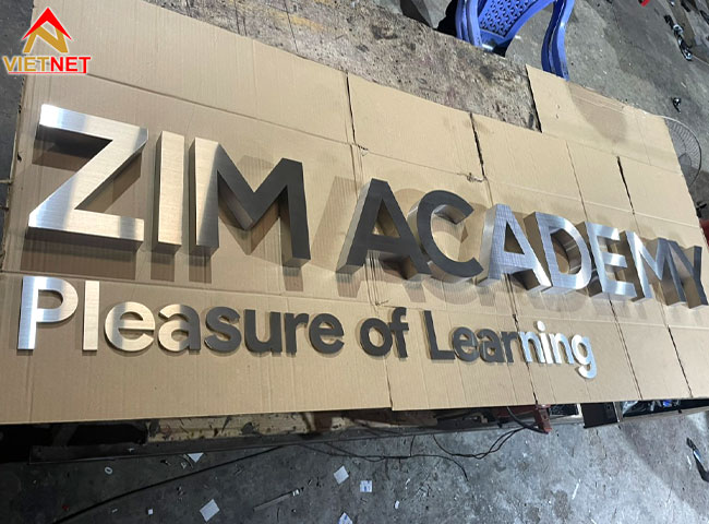 chu-inox-trang-zim-academy-ben-dep