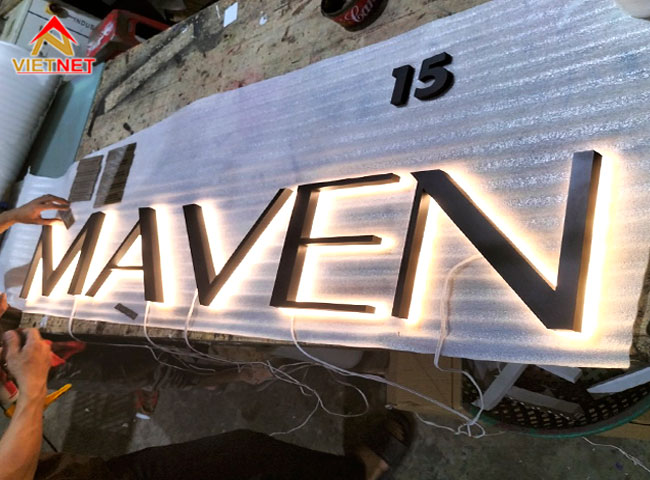 gia-cong-chu-inox-son-hap-nhiet-bang-hieu-maven