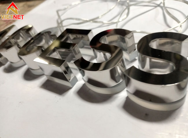 gia-cong-chu-inox-trang-guong-tao-dau-an-rieng-cho-thuong-hieu
