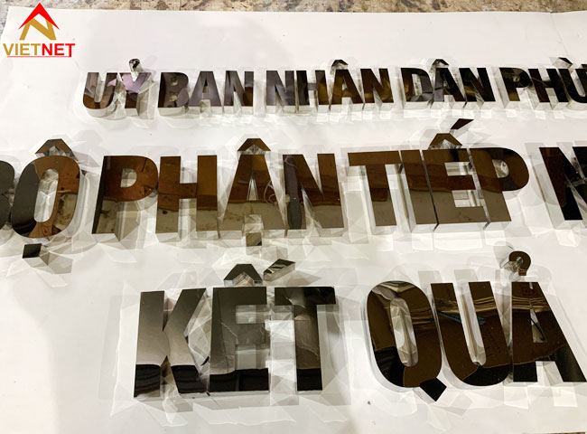 gia-cong-chu-inox-trang-guong-tao-dau-an-rieng-cho-thuong-hieu
