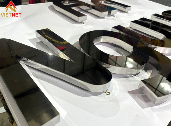 gia-cong-chu-inox-trang-guong-tao-dau-an-rieng-cho-thuong-hieu