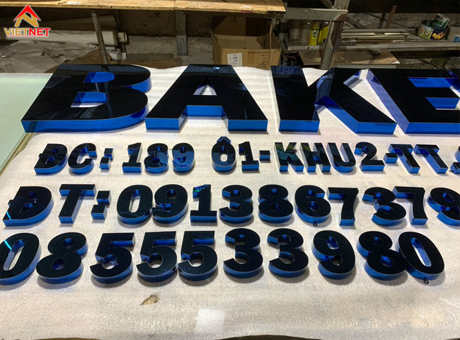 gia-cong-chu-inox-xanh-bakery-tao-diem-nhan