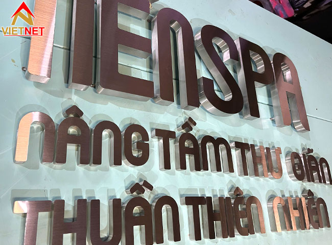 ly-do-chu-inox-trang-duoc-ua-chuong-trong-thiet-ke-bien-hieu
