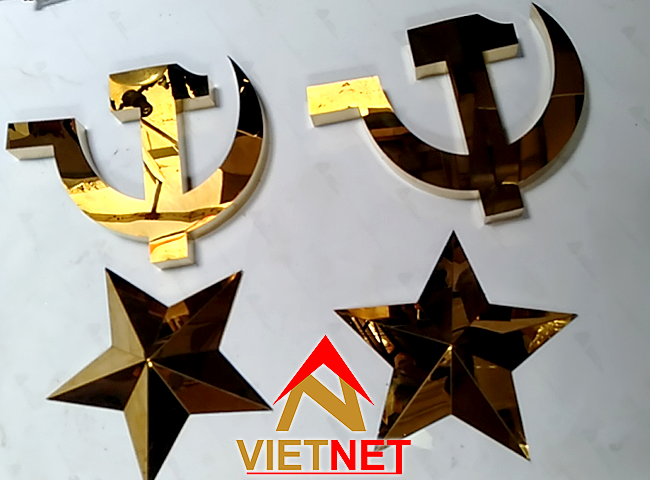 Logo inox vàng gương với ngôi sao búa liềm đã trở thành một hình ảnh đặc trưng cho cả nước Việt Nam. Đây là biểu tượng của sự phát triển và tiến bộ đang diễn ra trên mọi lĩnh vực. Hình ảnh này đem lại niềm tin và cảm giác tự hào cho người Việt Nam.