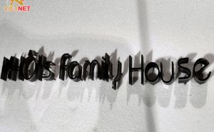 Bảng hiệu chữ inox đen Khôi’s Family House