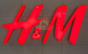 Bảng hiệu chữ inox lồng mặt mica thương hiệu H&M
