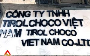 Bảng hiệu chữ inox xước đen Công Ty Tirol Choco VietNam 