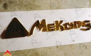 Chữ inox vàng và logo MeKong