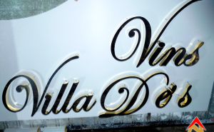 Bảng hiệu chữ inox vàng Khách Sạn Villa De's Vins